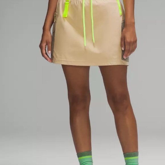 Lululemon Multi-Pocket Cargo High-Rise Skorts size 4 - Picture 3 of 7